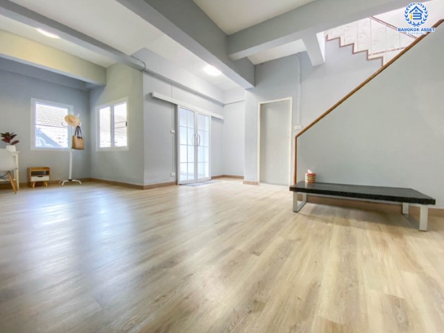 *****ทาวน์เฮ้าส์มือสองย่านนนทบุรี ม.ติวานนท์41 ติวานนท์ บนเนื้อที่ 16.5 ตร.ว. ฟังก์ชัน 3 ห้องนอน 3 ห้องน้ำ 1 ที่จอดรถ ตกแต่งพร้อมอยู่ ห่างจะถนนใหญ่แค่ 400 ม.!! ทำเลดี ใกล้รถไฟฟ้าในอนาคตสายสีชมพู "สถานีสามัคคี" และทางด่วน "'งามวงศ์วาน" จองเลย!